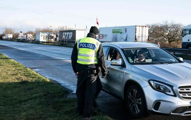 Un policía alemán vigila la frontera con Dinamarca, como parte de las medidas para contener la propagación del coronavirus. Foto Afp