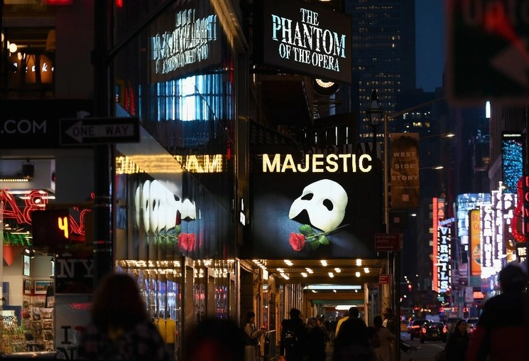 El emblemático distrito teatral de Broadway permanecerá cerrado hasta fin de año debido a la imprevisibilidad de la pandemia de coronavirus. Foto de Afp