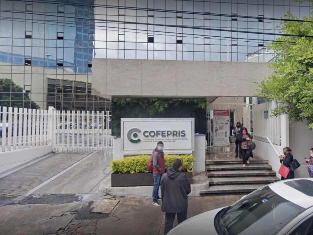 La Cofepris cerró la clínica “Dr. Paulino Martínez Palacios” que ofrecía servicios sin licencia de funcionamiento ni responsables sanitarios para realizar cirugías, atención de partos, ni pruebas de laboratorio. Foto tomada de Google Street View / Archivo

