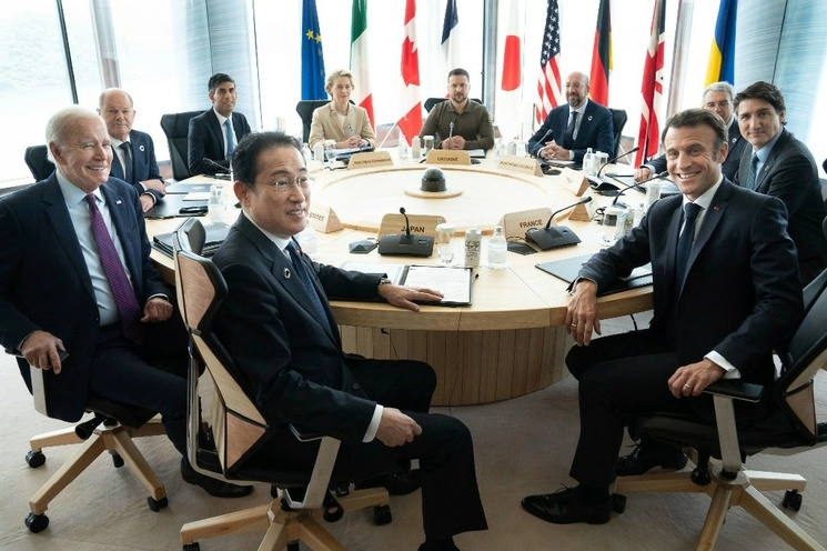Los líderes de Japón, Fumio Kishida; EU, Joe Biden; Alemania, Olaf Scholz; GB, Rishi Sunak; la Comisión Europea, Ursula von der Leyen; Ucrania, Volodymir Zelensky; del Consejo Europeo, Charles Michel; el diplomático de Italia Gianluigi Benedetti; Canadá, Justin Trudeau, y Francia, Emmanuel Macron, en la última sesión de la cumbre del G-7 que se realizó en Hiroshima, Japón. Foto Ap



