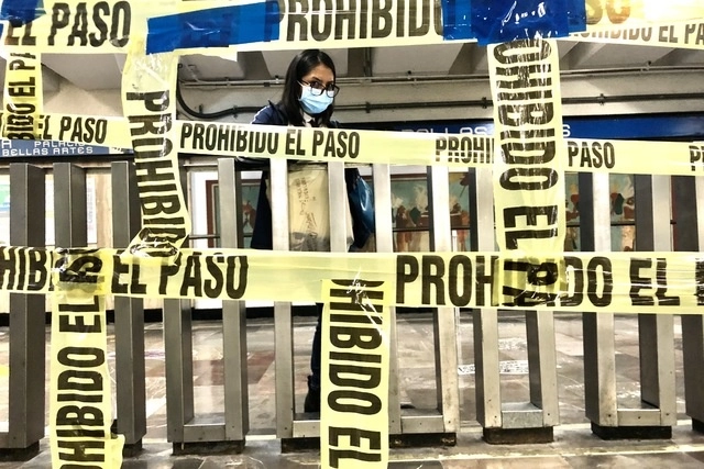 Algunas estaciones de la Línea 2 del metro permanecen cerradas para evitar aglomeraciones. Foto Luis Castillo