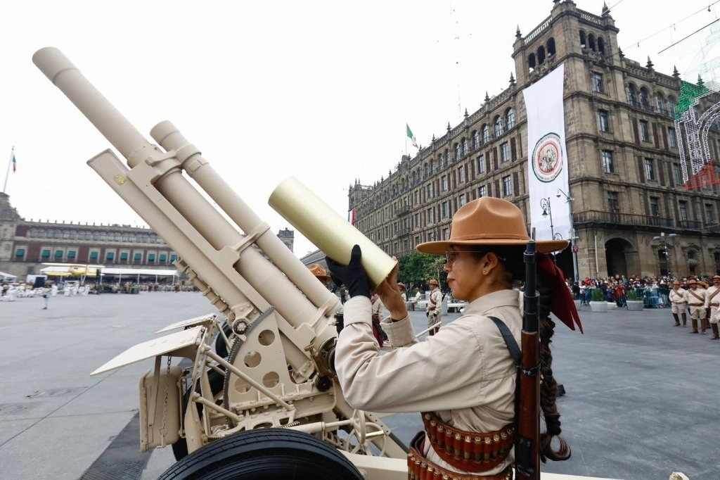 Desfile conmemorativo por el 114 aniversario inicio de la Revolución Mexicana, en el Zócalo capitalino, el 20 de noviembre de 2024. Foto Germán Canseco