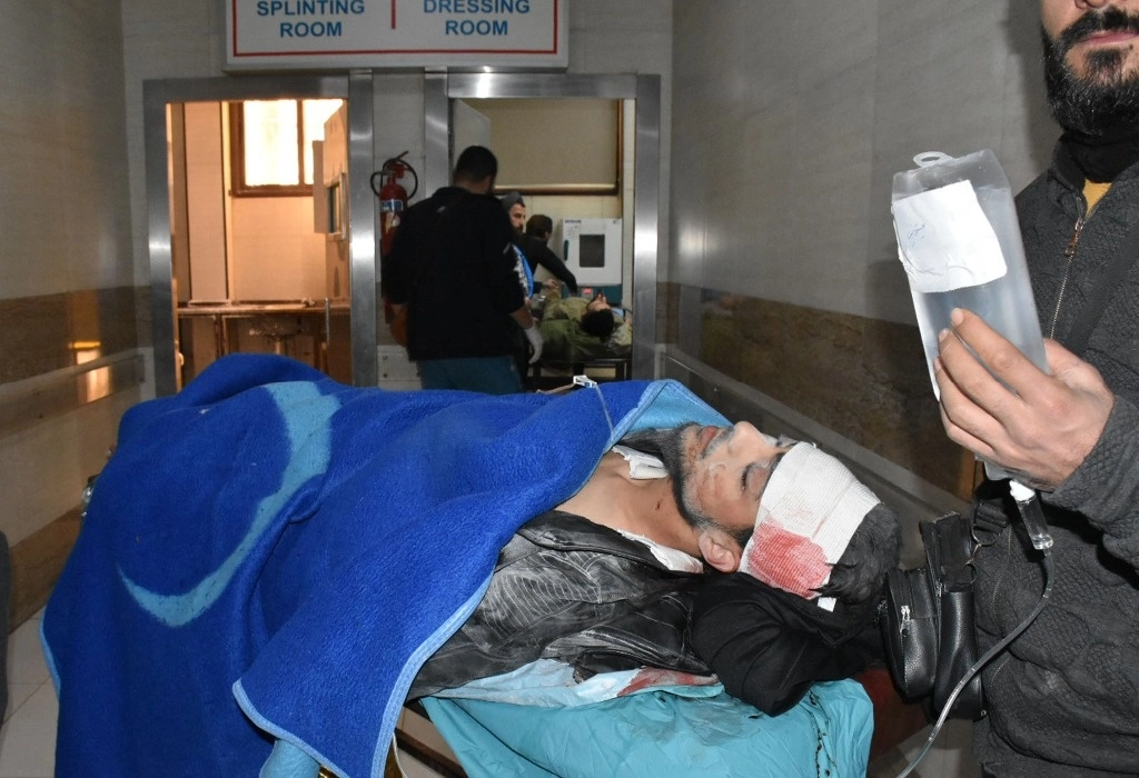 Personas heridas son vistas en un hospital después de que grupos armados dispararon proyectiles contra un complejo de dormitorios, en la ciudad de Alepo, en el norte de Siria, el 29 de noviembre de 2024. Foto Xinhua