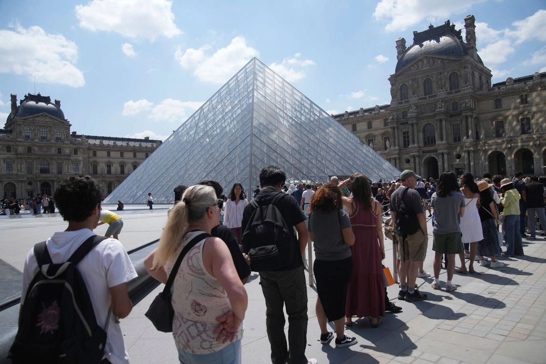 Turistas en largas filas esperaban información sobre la insólita interrupción de las actividades en el recinto.