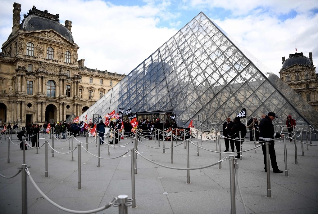 La entrada del Museo del Louvre permanece cerrada como parte de las protestas contra la controvertida reforma de las pensiones del gobierno, en París, el 27 de marzo de 2023. Foto Afp