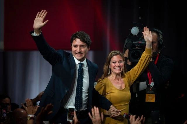 El primer ministro candiense, Justin Trudeau, realiza actividades de gobierno a distancia desde su hogar, en una cuarentena autoimpuesta después de que su esposa dio positivo en Covid-19. Foto Afp 