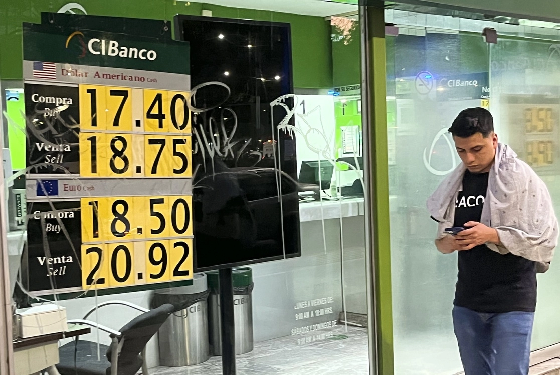 Cotización del dólar, ayer en una sucursal bancaria de la Ciudad de México. Foto Victor Camacho