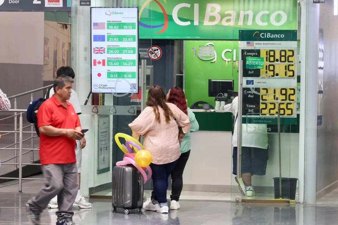 Cotización del dólar en un banco ubicado en el AICM en imagen de archivo. Foto 