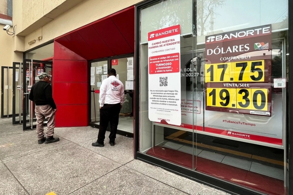 Cotización del dólar en un banco de la Ciudad de México. Foto Luis Castillo / Archivo
