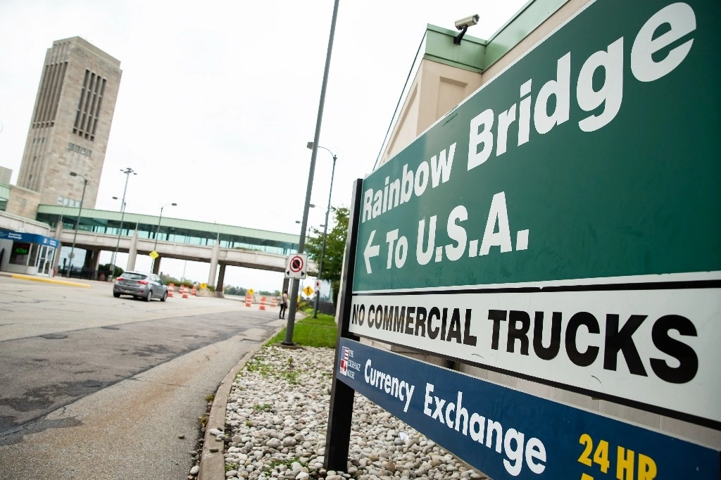 La oficina del FBI en Buffalo indicó que está investigando la explosión en el Puente Rainbow Bridge, que vincula a los dos países sobre el río Niagara. Foto Ap / Archivo 