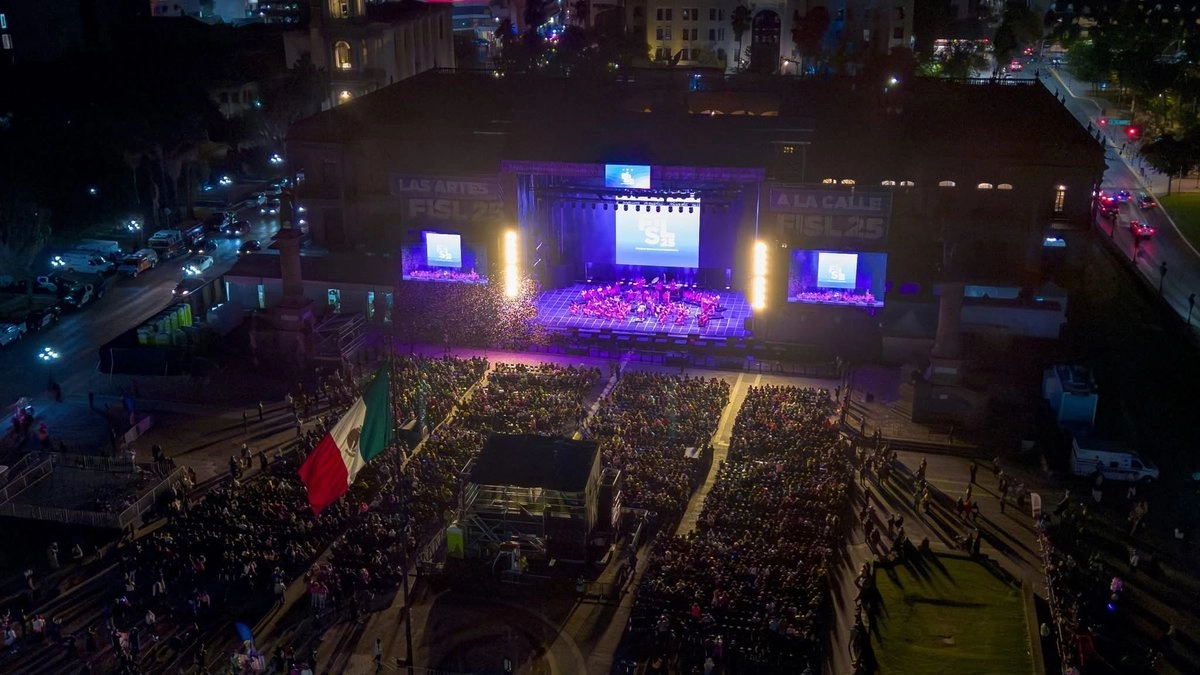 La edición 2025 del Festival Internacional de Santa Lucía, en Monterrey Nuevo León, cerró con la presentación estelar de la banda estadunidense The Beach Boys. Foto