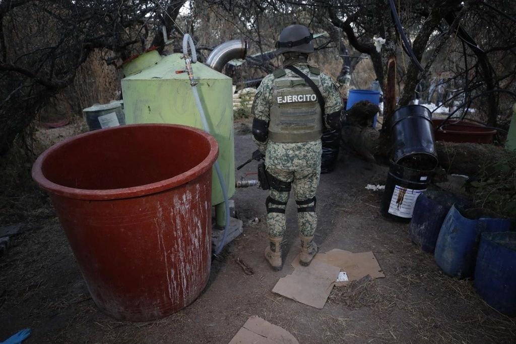 Entre los operativos destacan que en el municipio de Cosalá, Sinaloa, el Ejército inhabilitó un área de concentración de material diverso para la elaboración de metanfetamina, asegurando mil 980 litros de sustancias químicas. Foto Cristina Rodríguez / Archivo

