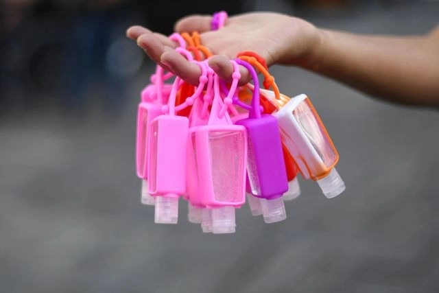 Una mujer vende gel desinfectante como medida preventiva contra el cornavirus, en la capital de Guatemala. Foto Afp 