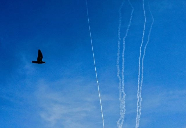 En la imagen, se ven rastros de humo de los cohetes de prueba lanzados por Hamas, como parte de los ejercicios militares. Foto Afp