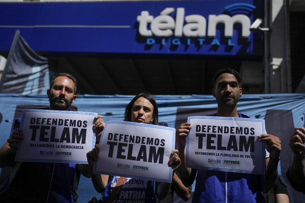 Trabajadores se manifiestan frente a la agencia estatal de noticias Télam en Buenos Aires, Argentina, el 4 de marzo de 2024. Foto Ap