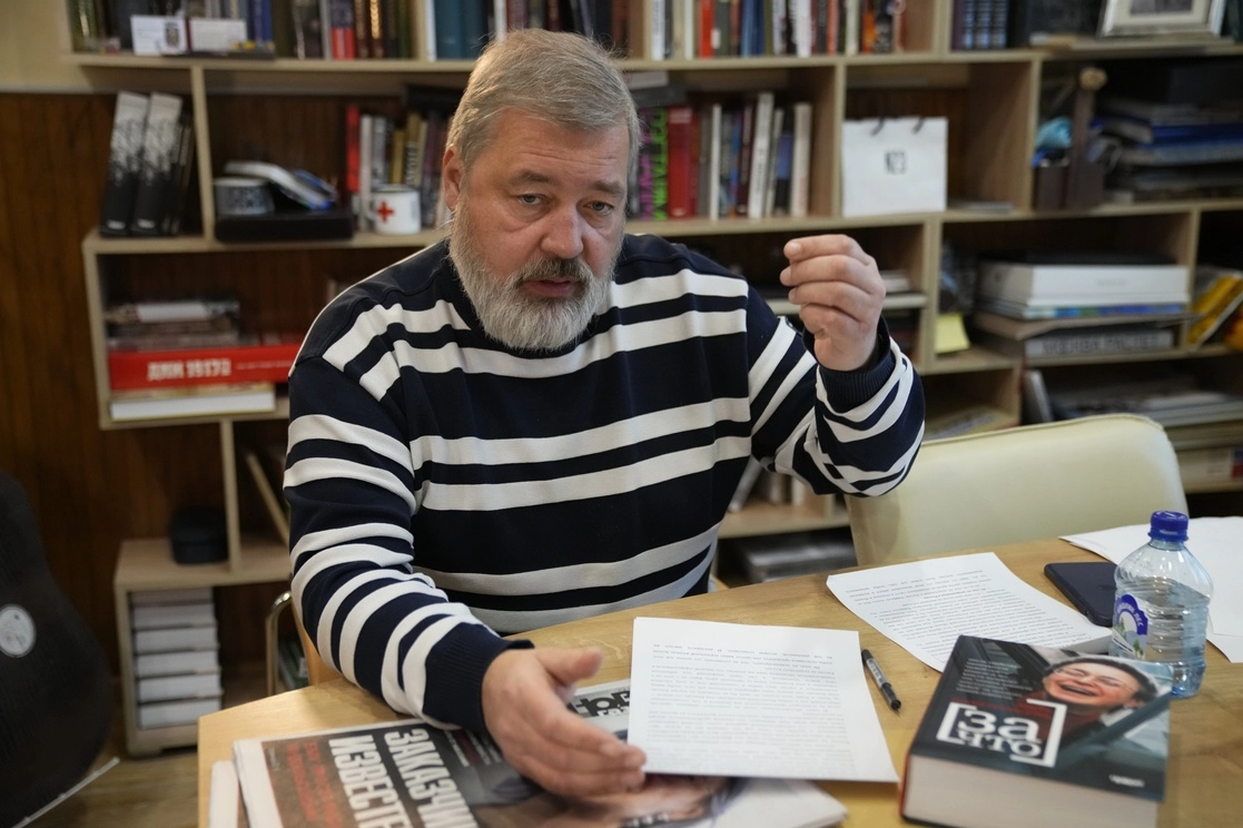 El editor de ‘Novaya Gazeta’, Dmitry Muratov, fue reconocido hace menos de seis meses con el Premio Nobel de la Paz, por el periodismo valiente de su medio bajo circunstancias difíciles. En la imagen, el Muratov durante una entrevista en instalaciones del diario en Moscú, el 7 de octubre de 2021. Foto Ap
