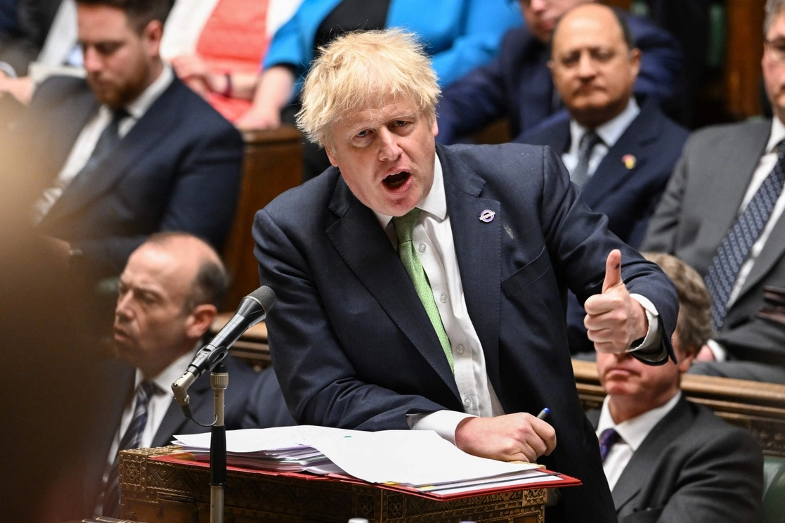 El primer ministro británico, Boris Johnson, fue multado en abril con 50 libras por participar en una fiesta sorpresa por su 56 cumpleaños en junio de 2020, en plena pandemia de coronavirus. En la imagen, durante su interrogatorio en la Cámara de los Comunes en Londres, el 18 de mayo de 2022. Foto Ap