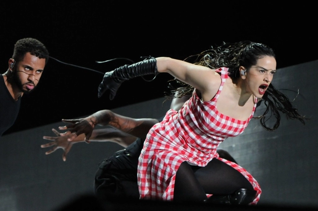La cantante española conocida como motomami durante su presentación en el festival Axe Ceremonia. Foto Cuartoscuro