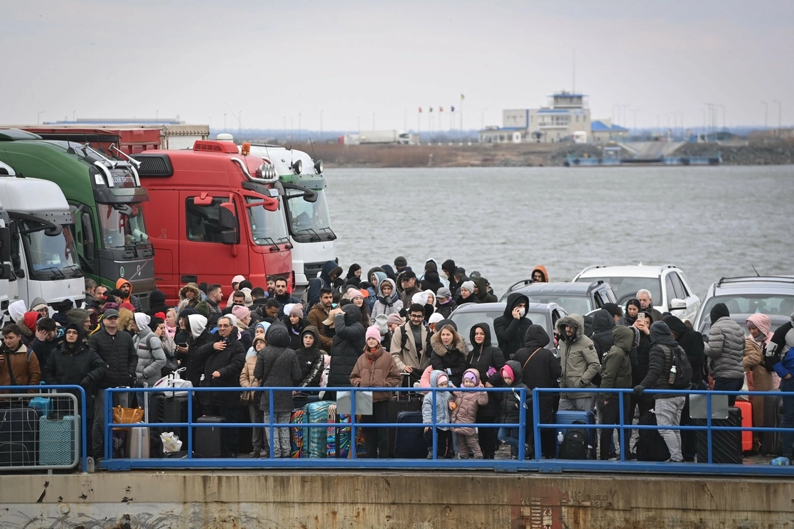 Ucranios se agolpan en un ferry para ingresar a Rumania a través del río Danubio, en el cruce fronterizo Isaccea-Orlivka. Foto Afp 