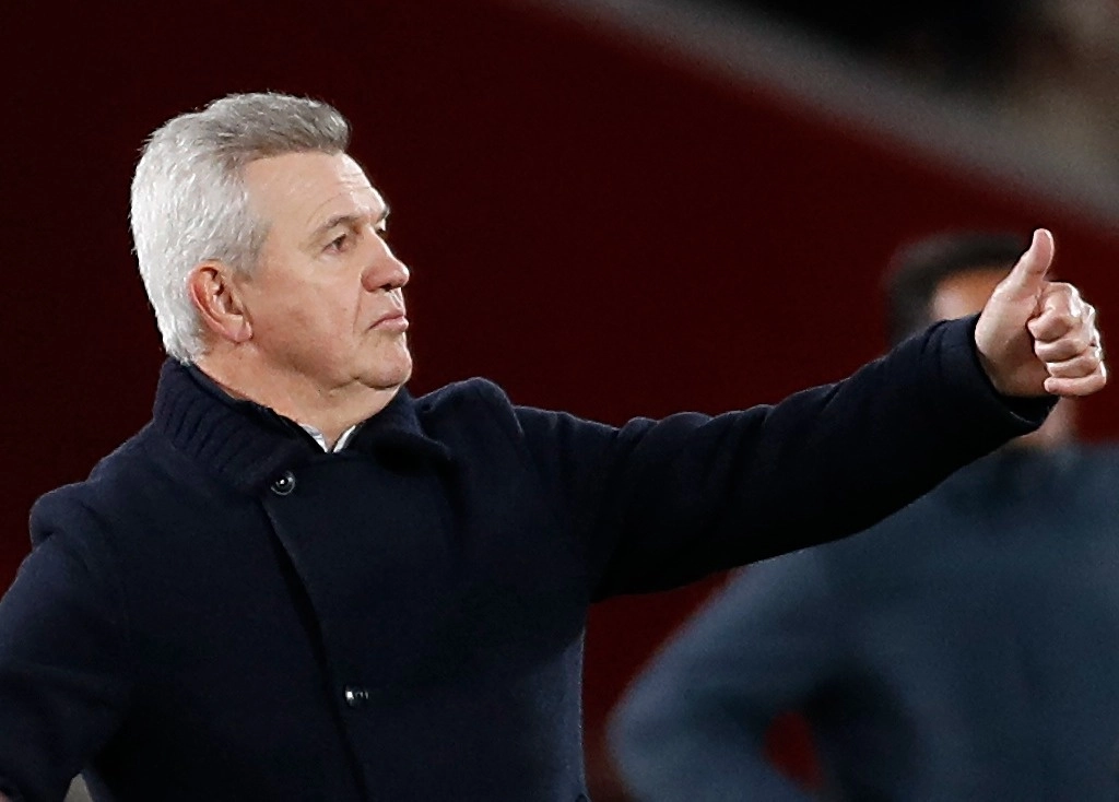 El entrenador mexicano del Real Mallorca, Javier Aguirre, da el visto bueno durante el partido de fútbol de la liga española entre el RCD Mallorca y el Girona FC en el estadio Mallorca Son Moix de Palma de Mallorca el 3 de marzo de 2024. Foto Afp