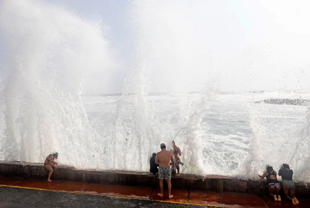 Fuerte oleaje en la playa San Bartolo, en Lima, Perú, el 10 de abril de 2025.