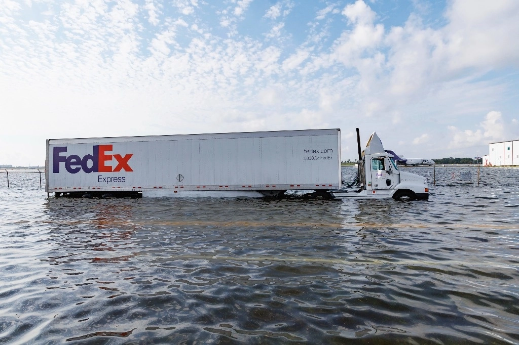 Un tráiler de Fedex permanece varado en una calle inundada por las luvias torrenciales en Fort Lauderdale este jueves. Foto Ap