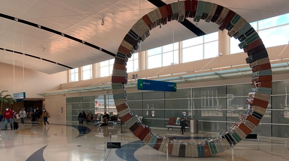 Interior del Aeropuerto de San Antonio, en Texas, EU. Foto Tomada del Twitter @SATairport