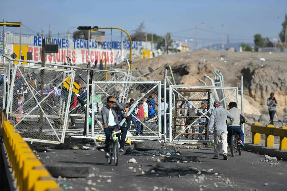 Habitantes de Arequipa bloquearon el puente Añashuayco, un día después de los enfrentamientos entre manifestantes y la policía durante una protesta contra el gobierno de la presidenta Dina Boluarte, el 20 de enero de 2023. Foto Afp