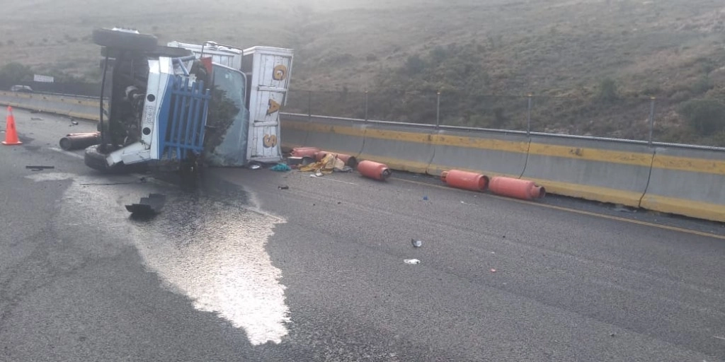 La volcadura de un camión de gas dejó dos lesionados y el cierre por varias horas de la autopista Chamapa-Lechería. Foto La Jornada