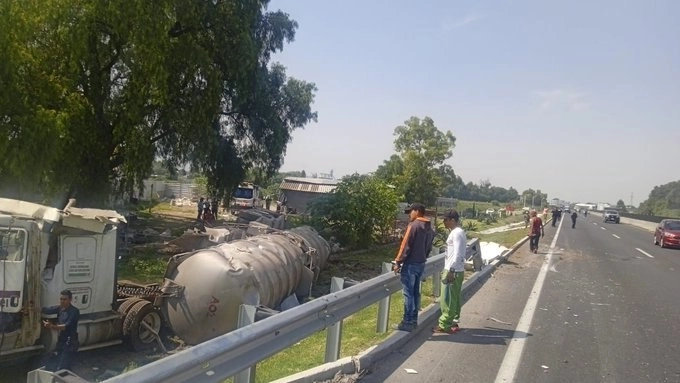La pipa se volcó a la altura del kilómetro 15 del Circuito Exterior Mexiquense. Foto La Jornada