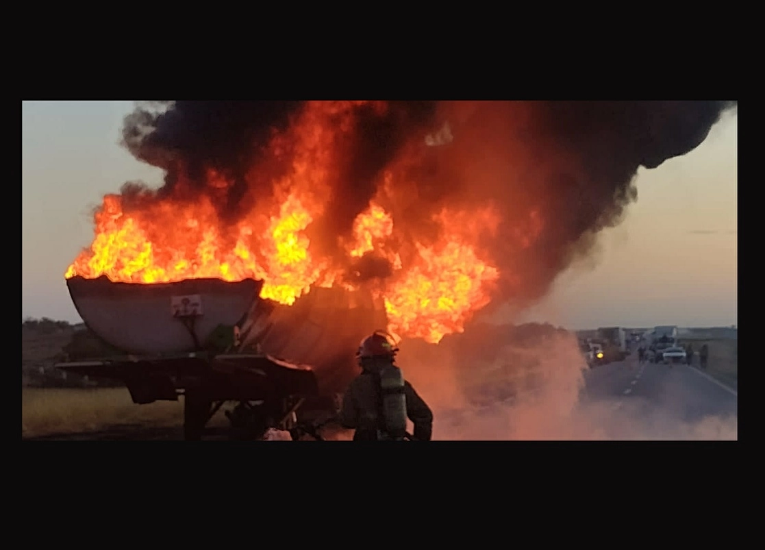 Protección Civil Nuevo León informó del cierre de la autopista km 129-130, en el sentido de Reynosa a Monterrey, debido a que una pipa con aceite vegetal se incendió. Foto PC estatal