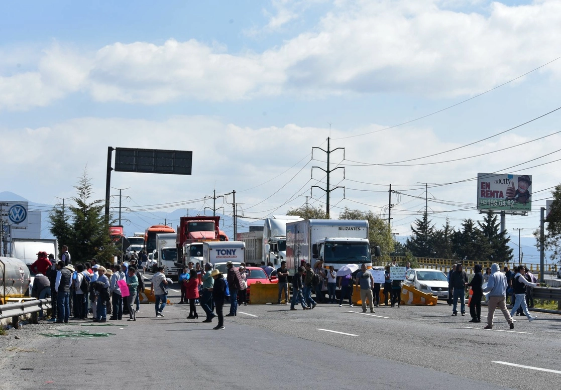 Pobladores de Xochicuautla bloquean la autopista Toluca-Naucalpan. Foto Cuartoscuro / Archivo