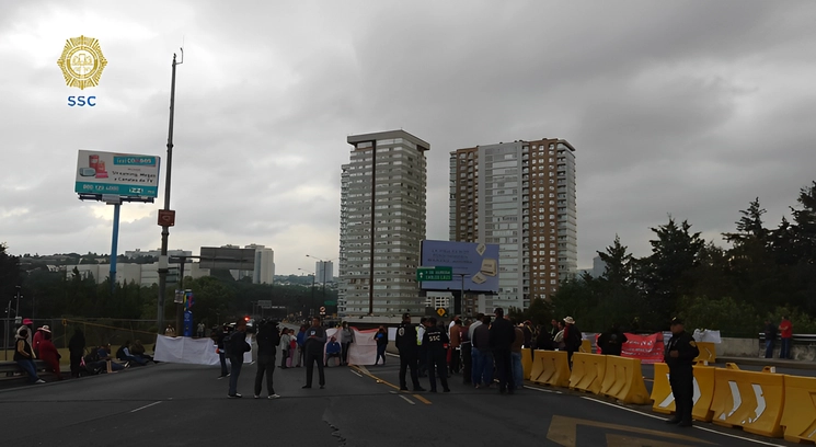 Pobladores del Pueblo de San Bartolo Obregón cerraron avenida de Los Poetas, en ambos sentidos, para exigir al Sistema de Aguas de la Ciudad de México el suministro continuo del vital líquido, el 26 de junio de 2023. Foto tomada de Twitter @OVIALCDMX
