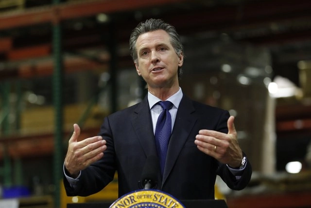 Gavin Nwesom, gobernador de California ordenó cerrar bares debido al incremento de casos de Covid-19. Foto Ap

