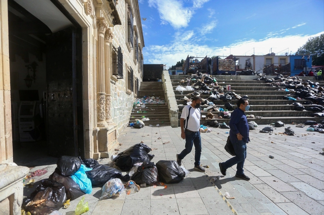 En imagen de archivo, manifestación de recolectores de basureros privados frente a la plaza de la Danza y el acceso del palacio municipal de Oaxaca debido a que se les impidió acceder al relleno sanitario de Villa de Zaachila. Foto Cuartoscuro