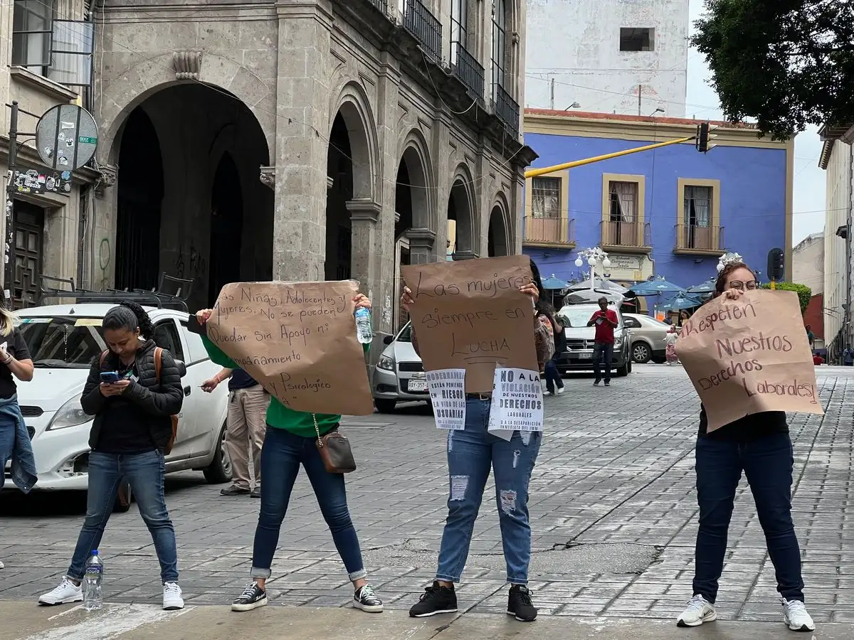 ¡Somos mujeres, trabajando por mujeres!, gritan las manifestantes en calles cerradas cercanas al palacio de gobierno de Morelos. Foto