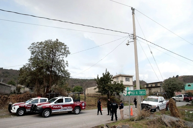 lemento de la policía estatal mantienen cerco en la carretera Paso de Cortés para evitar que personas se acerquen a las faldas del volcán Popocatépetl. Foto Cuartoscuro