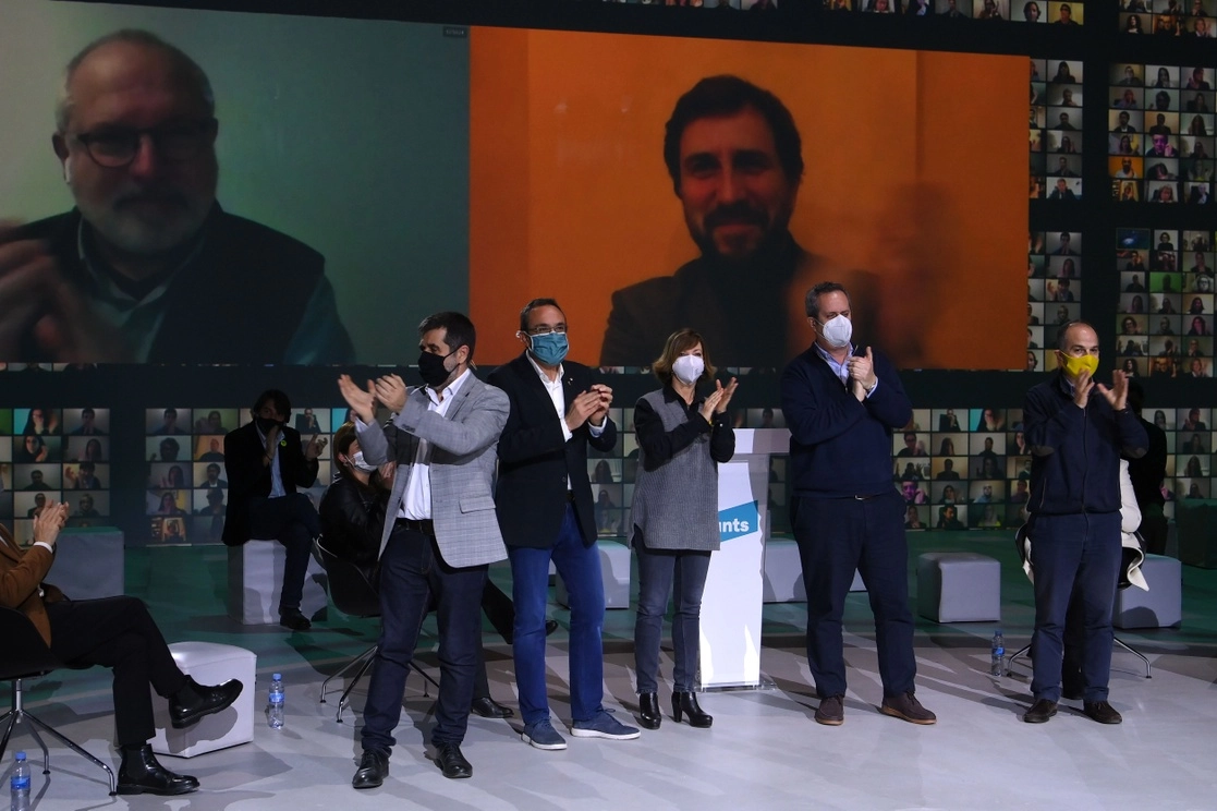 Jordi Sánchez, Josep Rull, Meritxell Borras, Joaquim Forn y Jordi Turull durante la clausura de las campañas previo a las elecciones catalanas, el 12 de febrero de 2021. Foto Afp