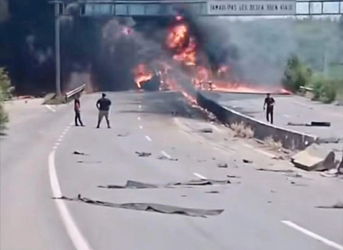 Elementos de la Guardia Estatal de Apoyo Carretero, acudieron a la zona para establecer un perímetro de seguridad.
