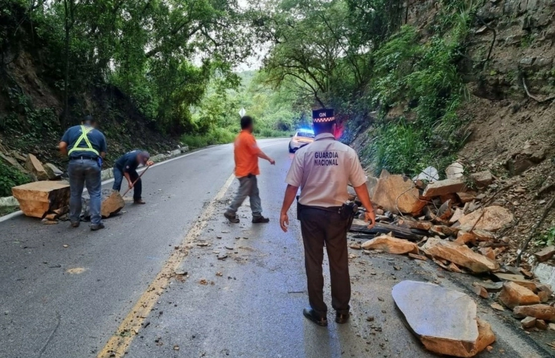 Las lluvias provocaron un deslizamiento de piedras en el kilómetro 14.5 al 16.3 de la carretera 460 Ciudad Valles-Ríoverde, el 8 de julio de 2021. Foto cortesía Protección Civil de San Luis Potosí