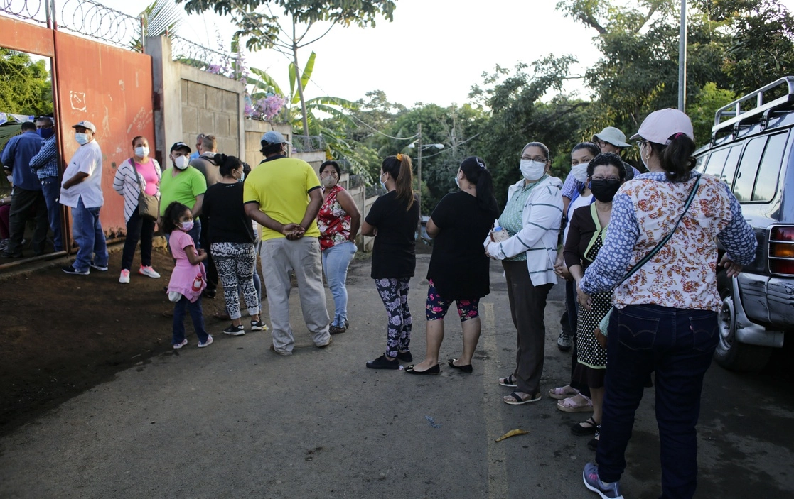 Nicaragüenses hacen fila para poder emitir su voto este domingo. Foto Xinhua