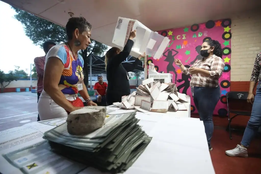 Funcionarios de casillas realizan los conteos de votos al cierre de las jornada electoral. Foto Yazmín Ortega