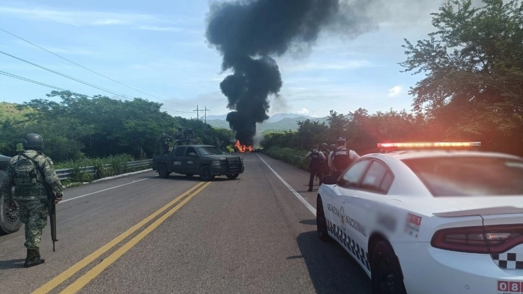La carretera libre y de peaje de Villa Unión-Durango fueron cerradas a la circulación por presencia de vehículos quemados y ponchallantas. Foto Tomada de X @GN_Carreteras 