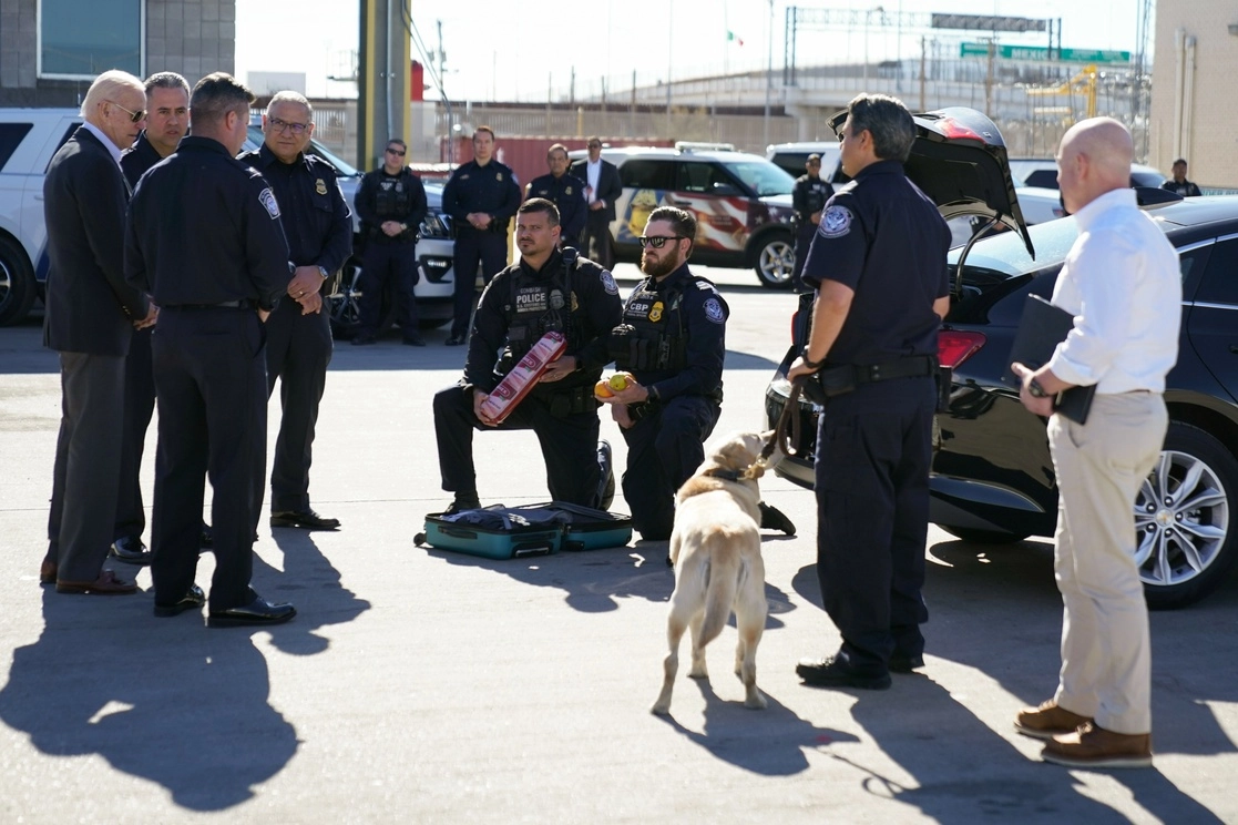 El presidente Joe Biden observa a oficiales fronterizos en El Pas que realizan una demostración de cómo registran a los vehículos en busca de drogas, dinero y otro contrabando mientras recorre el puerto de entrada de El Paso, el Puente de las Américas en El Paso Texas, domingo 8 de enero de 2023. Foto Ap
