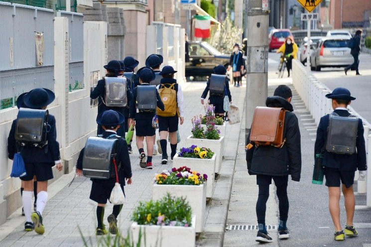Estudiantes de primaria van a su escuela en Osaka, oeste de Japón, el viernes 28 de febrero por la mañana. Foto Ap