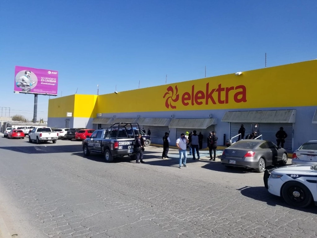 Policías municipales de Chihuahua desalojaron por la fuerza a 20 personas que hacían fila dentro de una sucursal de Banco Azteca. Foto Jesús Estrada
