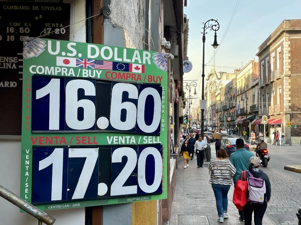 Este jueves los mercados accionarios en México permanecieron cerrados, pero el peso se mantuvo frente al dólar. Foto Roberto García
