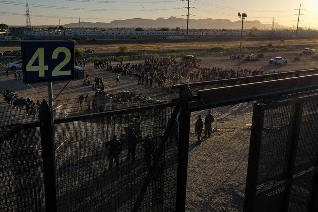 l alcalde (mayor) de Eagle Pass, Rolando Salinas, firmó una declaración de emergencia humanitaria y económica. Foto Afp