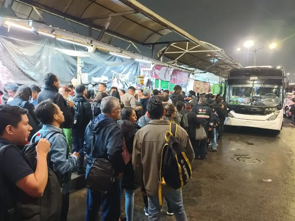 Personas hacen largas filas en el paradero de Indios Verdes pues al estar cerrada la circulación se complico el transporte público en la zona. Foto Yazmín Ortega Cortés