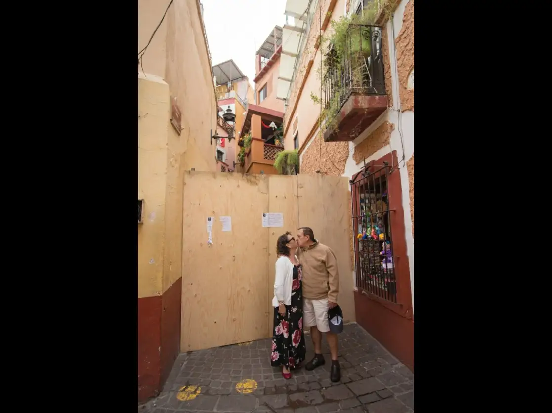 Un desacuerdo entre la dueña del balcón de Ana y fotógrafos del ayuntamiento de Guanajuato llevó al alcalde panista Alejandro Navarro Saldaña a clausurar con tablas los dos accesos al sitio emblemático de la capital del estado, la cual es Patrimonio Cultural de la Humanidad. Foto ‘La Jornada’